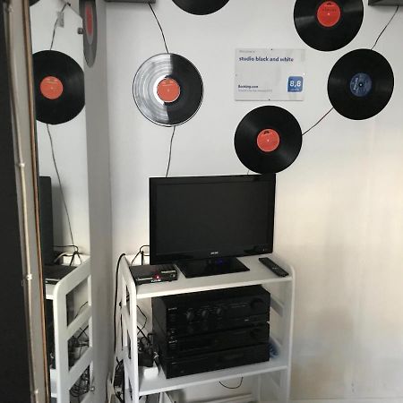 Studio Black And White Apartment Lodź Bagian luar foto