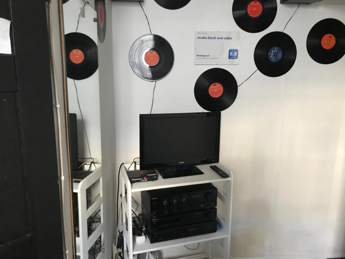 Studio Black And White Apartment Lodź Bagian luar foto